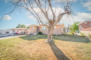 417 Marilyn Dr, Clearfield, UT 84015 - Photo 4