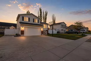 719 N 1725 W, Clinton, UT 84015 - Photo 2