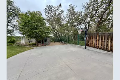 2205 E Sunset Dr, Layton, UT 84040 - Photo 40