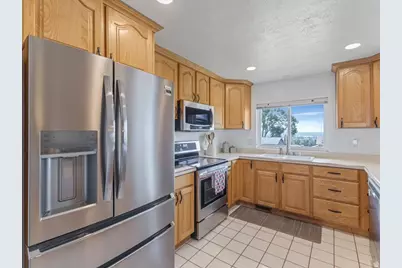 9135 S Morningview Dr E, Sandy, UT 84094 - Photo 8