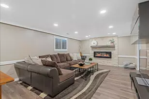 9135 S Morningview Dr E, Sandy, UT 84094 - Photo 24