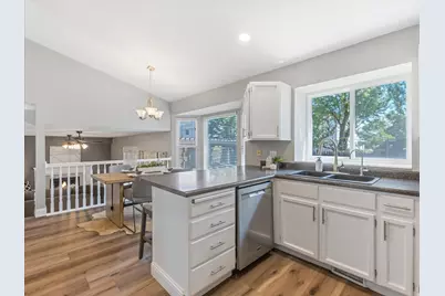 558 E Cherry Plum Ct, Sandy, UT 84070 - Photo 8