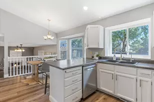 558 E Cherry Plum Ct, Sandy, UT 84070 - Photo 8