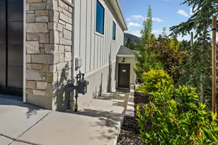 9577 S Hidden Pine Ln, Sandy, UT 84092 - Photo 54