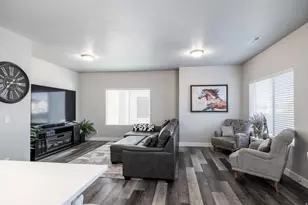 811 S Cowans Ct, Clearfield, UT 84015 - Photo 4