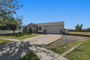 1055 W 325 N, Hyrum, UT 84319 - Photo 2