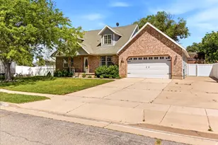 1016 N 525 W, Clinton, UT 84015 - Photo 2