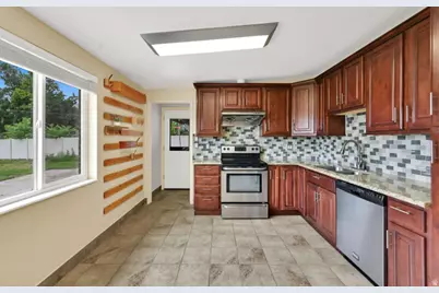 447 E 550 S, Bountiful, UT 84010 - Photo 8