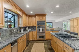 8903 S Cobble Crest Ln, Sandy, UT 84093 - Photo 8