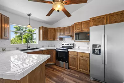 2190 E 3000 N, Layton, UT 84040 - Photo 10