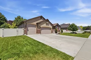 1302 W 2535 N, Clinton, UT 84015 - Photo 2
