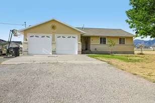 425 W Cherry St, Grantsville, UT 84029 - Photo 2