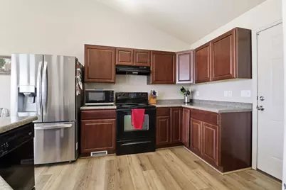 3338 S Hawk Dr, Saratoga Springs, UT 84045 - Photo 8