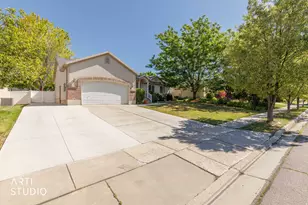 882 W 25 N, Clearfield, UT 84015 - Photo 2
