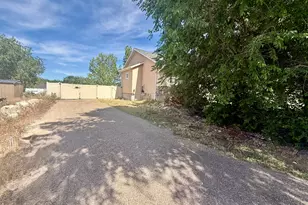 565 S 2400 W, Vernal, UT 84078 - Photo 2