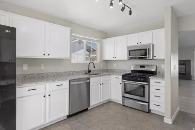 5086 S 3925 W, Roy, UT 84067 - Photo 8