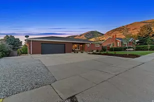 555 E Pages Ln, Centerville, UT 84014 - Photo 2
