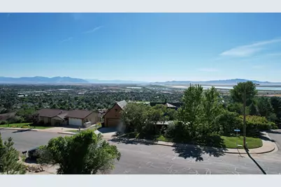 1398 N Oakridge Dr, Centerville, UT 84014 - Photo 2