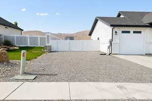 2993 E Lake Vista Dr, Eagle Mountain, UT 84005 - Photo 4