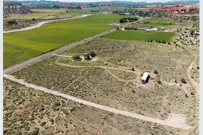 689 Utah Highway 12, Cannonville, UT 84718 - Photo 8