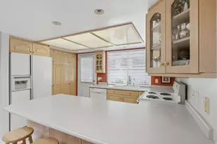 4857 S 1690 E, Holladay, UT 84117 - Photo 4