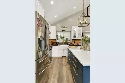 1073 N 175 E, Layton, UT 84041 - Photo 4