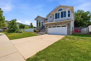 621 Willow Bend Dr W, Centerville, UT 84014 - Photo 2