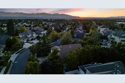 2035 E Quartzridge Dr, Sandy, UT 84092 - Photo 14