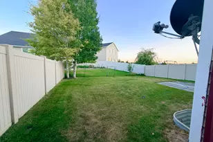 1518 E Shadow Dr, Eagle Mountain, UT 84005 - Photo 4