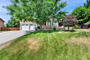 134 W Jennings Ln, Centerville, UT 84014 - Photo 2