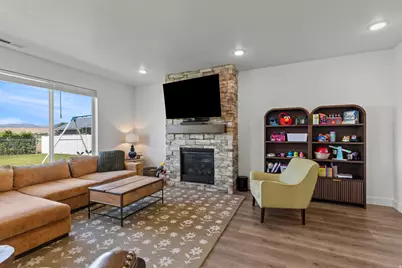 702 E 675 S, Hyrum, UT 84319 - Photo 4