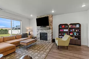 702 E 675 S, Hyrum, UT 84319 - Photo 4