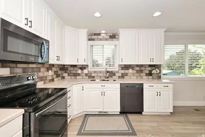 10318 S Silver Willow Dr, Sandy, UT 84070 - Photo 8