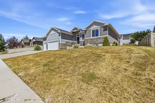 390 S Coyote Ridge Dr E, Smithfield, UT 84335 - Photo 2