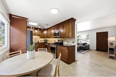 2562 E Dolce Vita Ct S, Cottonwood Heights, UT 84121 - Photo 8