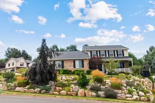 557 S Moss Hill Dr, Bountiful, UT 84010 - Photo 2