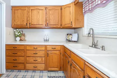 1545 N 300 W, Bountiful, UT 84010 - Photo 12