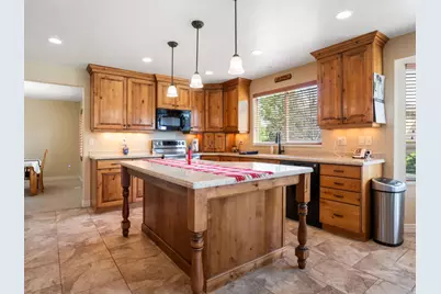 10403 S Walnut Canyon Ln, South Jordan, UT 84009 - Photo 2