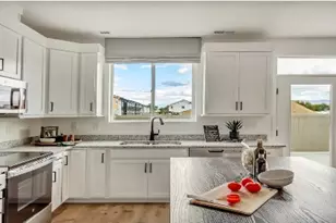 2572 N 2080 W, Clinton, UT 84015 - Photo 2
