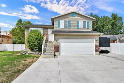 1559 N 2475 W, Clinton, UT 84015 - Photo 2