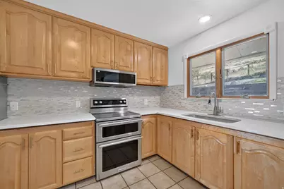 1560 E Hills Dr N, Bountiful, UT 84010 - Photo 16
