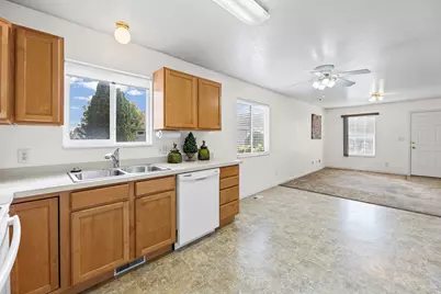 438 W Plum Pl, Saratoga Springs, UT 84045 - Photo 8
