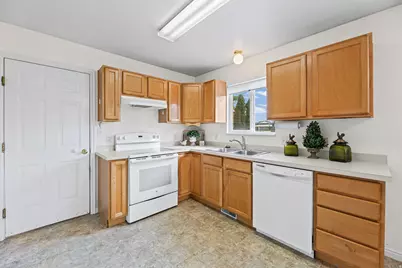 438 W Plum Pl, Saratoga Springs, UT 84045 - Photo 6