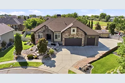 1084 E Loch Lomond Cir, Syracuse, UT 84075 - Photo 2