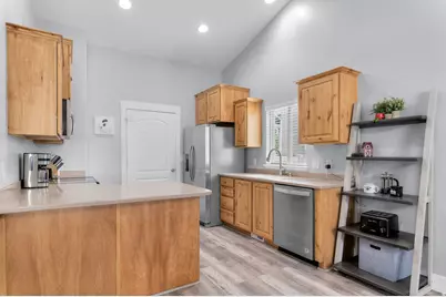 7555 N Pinecone Rd, Eagle Mountain, UT 84005 - Photo 10