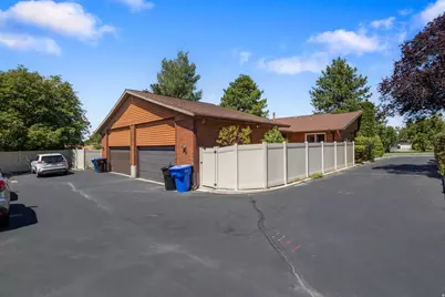 2424 E 4430 S, Holladay, UT 84124 - Photo 30