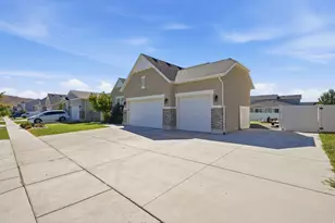 1422 E Lowe Peak Dr, Eagle Mountain, UT 84005 - Photo 2
