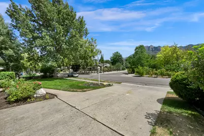 5714 S Laurelwood St, Holladay, UT 84121 - Photo 4