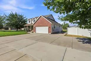 3207 N Pelican Dr, Farr West, UT 84404 - Photo 14