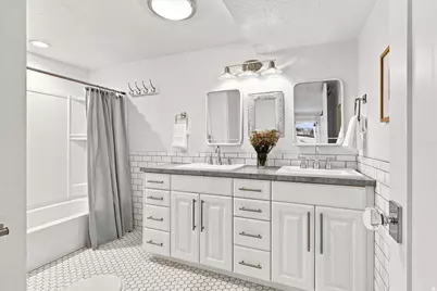 2424 E Oakcrest Ln, Holladay, UT 84121 - Photo 34